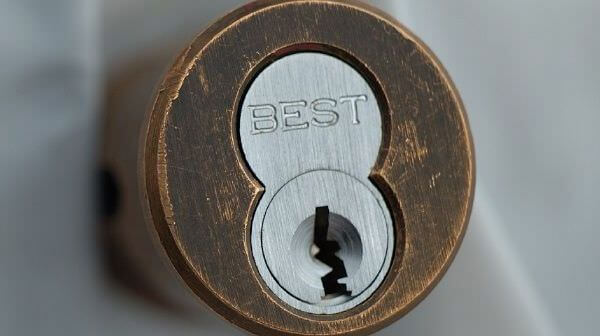 Замена личинки замка входной двери в Иркутске